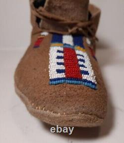 Native American Beaded Moccasins 1930s Northern Plains Indian-made String Sewn